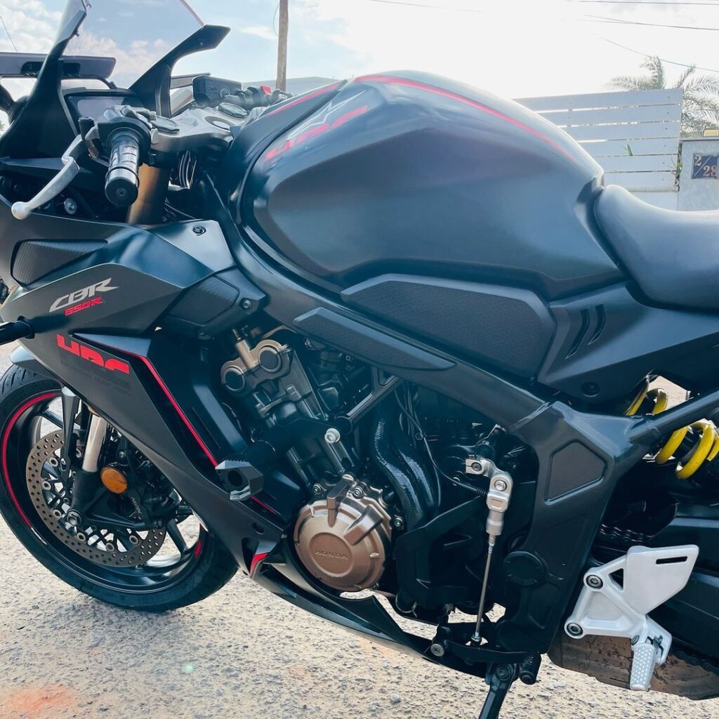 HONDA CBR 650 R- bike social 4